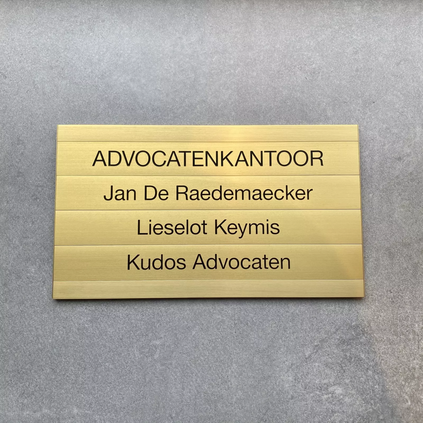 Modular nameplate in gold-coloured aluminium Infonorm for lawyers