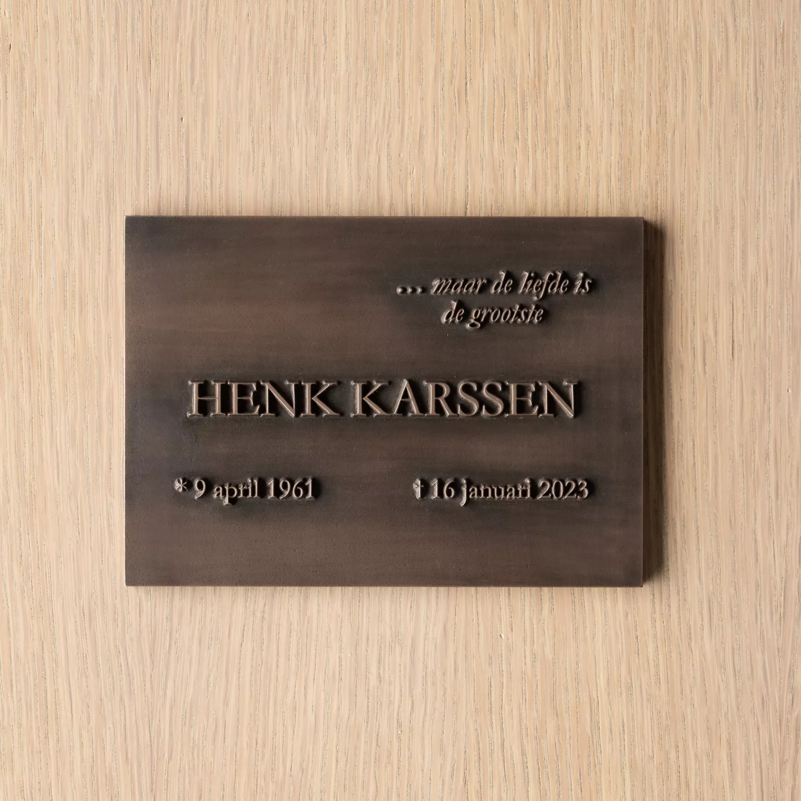 Plaque commémorative pour défunt en bronze coulé
