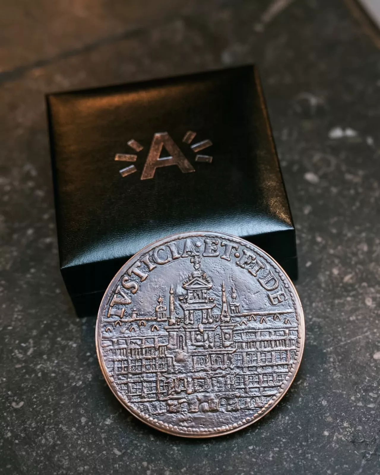 Een medaille met een plaats in de geschiedenis: de kiellegging van BNS Antwerpen (M944)