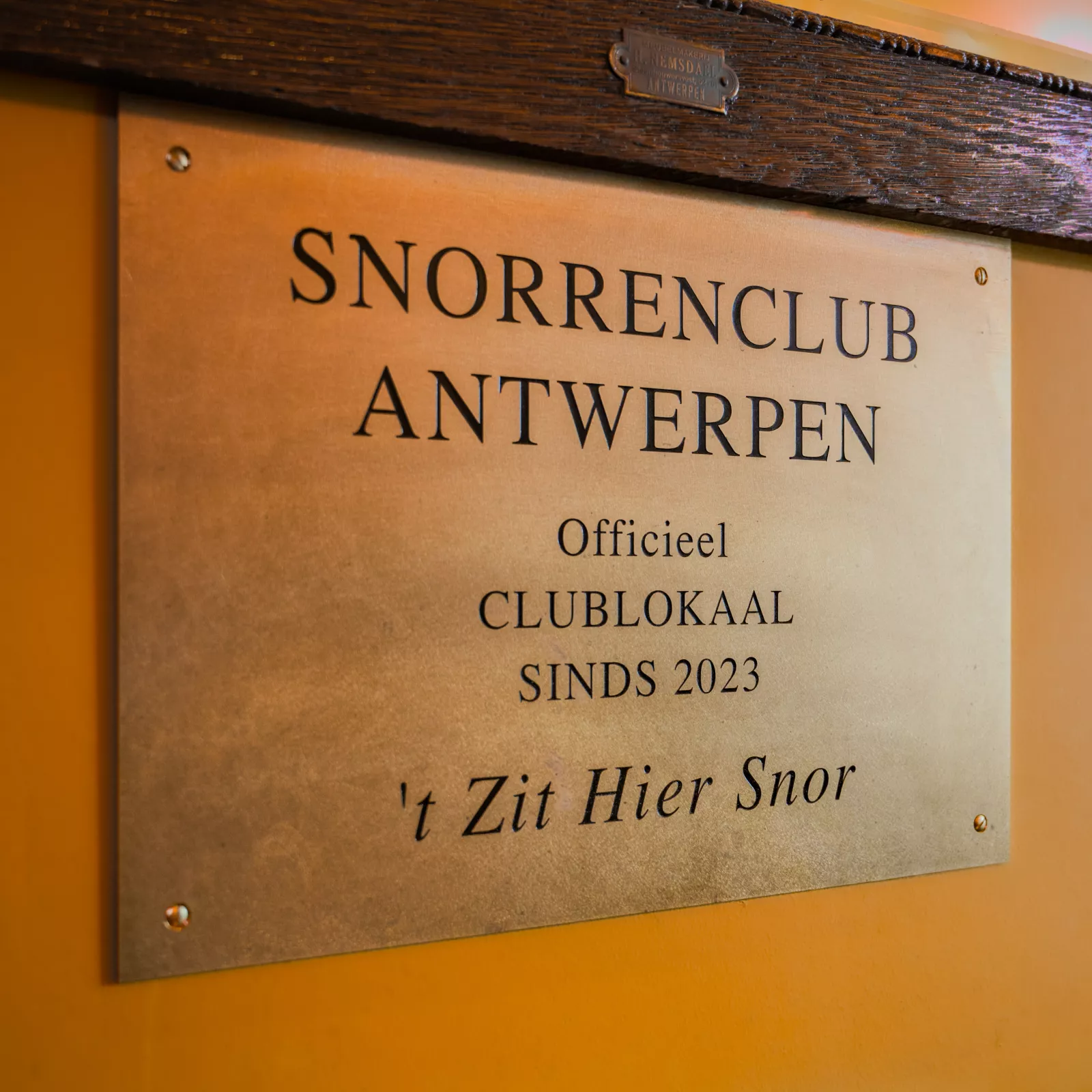 Brushed brass nameplate ‘Snorrenclub Antwerpen’